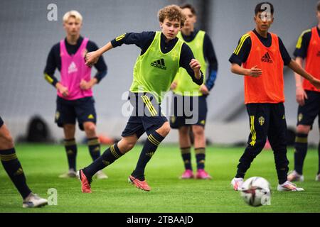 Stockholm, Suède. 05 décembre 2023. STOCKHOLM Vincent Seger Ibrahimovic, 2023120515 ans, fils du footballeur suédois Zlatan Ibrahimovic et de sa femme Helena Seger, en action lors d'une séance d'entraînement avec l'équipe nationale suédoise de football à Bosön à Stockholm. Photo : Caisa Rasmussen/TT/code 12150 crédit : TT News Agency/Alamy Live News Banque D'Images