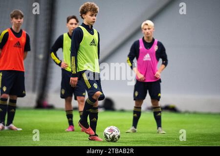 Stockholm, Suède. 05 décembre 2023. STOCKHOLM Vincent Seger Ibrahimovic, 2023120515 ans, fils du footballeur suédois Zlatan Ibrahimovic et de sa femme Helena Seger, en action lors d'une séance d'entraînement avec l'équipe nationale suédoise de football à Bosön à Stockholm. Photo : Caisa Rasmussen/TT/code 12150 crédit : TT News Agency/Alamy Live News Banque D'Images