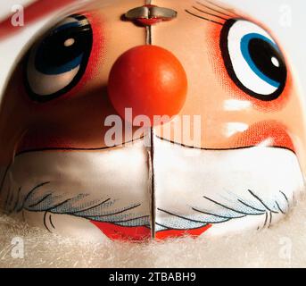 Gros plan de jouet en étain vintage du Père Noël comme un hélicoptère. Costume de père Noël traditionnel complet avec moustache et barbe blanches et joues rosey. Banque D'Images