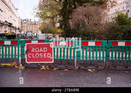 3 déc 2023 - Londonuk : panneau route fermée et barrière verte sur route mouillée Banque D'Images