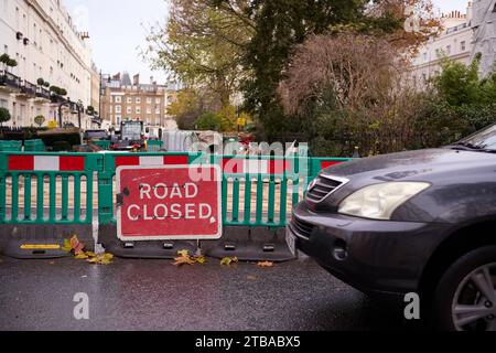 3 déc 2023 - Londonuk : panneau route fermée et barrière verte sur route mouillée Banque D'Images