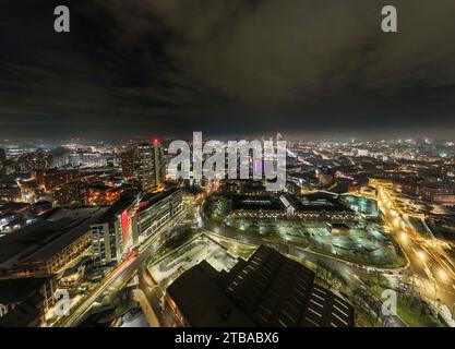 Prise de vue nocturne aérienne du centre de Leeds, West Yorkshire, Royaume-Uni Banque D'Images