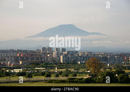 Vue à Catane avec le volcan Etna en arrière-plan iat Sicile, Italie Banque D'Images