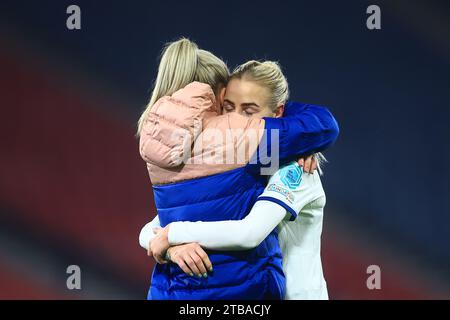 Glasgow, Écosse, Royaume-Uni. 5 décembre 2023 ; Hampden Park, Glasgow, Écosse : UEFA Womens Nations League, Écosse contre Angleterre ; Beth Mead d'Angleterre embrasse Alex Greenwood alors que l'Angleterre ne parvient pas à se qualifier Credit : action plus Sports Images/Alamy Live News Banque D'Images