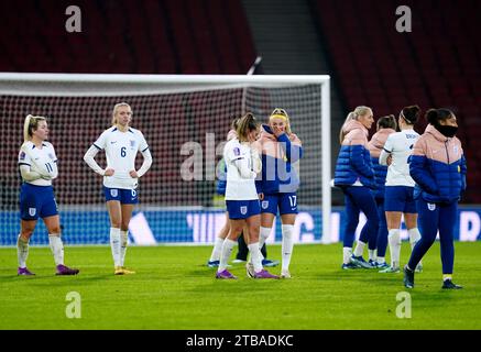 Les joueuses anglaises réagissent à la fin du match du groupe A1 de la Ligue des nations féminine de l'UEFA à Hampden Park, Glasgow, après avoir échoué à accéder aux finales de la Ligue des nations et à obtenir la qualification olympique de Paris 2024 à la suite du résultat du match de Ligue des nations entre les pays-Bas et la Belgique. Date de la photo : mardi 5 décembre 2023. Banque D'Images