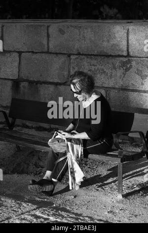 Femme assise sur un banc au temple Debob, Parque de la Montaña, Madrid, Espagne Banque D'Images