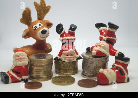 Santa Clause, élan et pièces en euros, symbole image pour bonus de fin d'année Banque D'Images