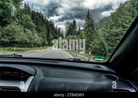großer Alpsee, das vielseitige Naturerlebnis im Oberallgäu : der Große Alpsee-Rundweg Banque D'Images