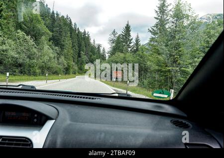 großer Alpsee, das vielseitige Naturerlebnis im Oberallgäu : der Große Alpsee-Rundweg Banque D'Images