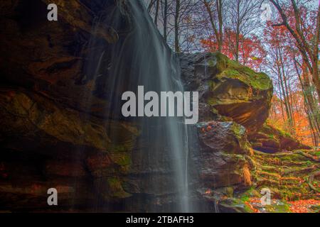 Vue sur les chutes de Lower Dundee en automne, Beach City Wilderness Area, Ohio Banque D'Images