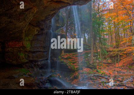 Vue sur les chutes de Lower Dundee en automne, Beach City Wilderness Area, Ohio Banque D'Images