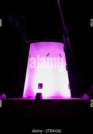 Une vue du célèbre moulin à vent à Lytham St Annes, Lancashire, Royaume-Uni, Europe par une nuit froide d'hiver, illuminé d'une lumière pourpre macabre Banque D'Images