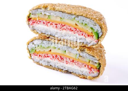 hamburgers de sushi frais appétissants sur fond blanc pour le site de livraison de nourriture Banque D'Images