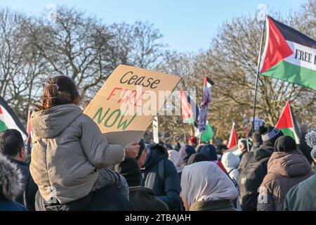 Rassemblement pro-Palestine pour un cessez-le-feu total maintenant marche à travers le de Newham et Redbridge, Londres Banque D'Images