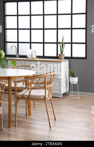 Intérieur de la cuisine moderne avec table à manger et comptoirs blancs Banque D'Images