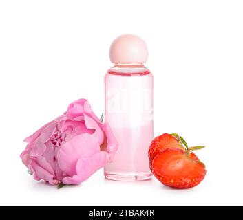 Bouteille de produit cosmétique, fraise et fleur de pivoine sur fond blanc Banque D'Images