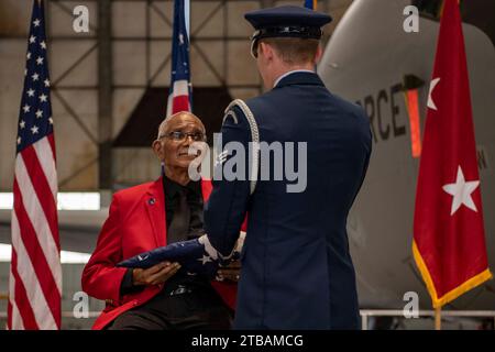 Columbus, Ohio, États-Unis. 2 décembre 2023. Une cérémonie célébrant le 75e anniversaire de la déségrégation dans l’armée américaine et rendant hommage au Sgt Thomas Newton, un aviateur de Tuskegee documenté, a lieu à la base aérienne de la Garde nationale de Rickenbacker le 2 décembre 2023. Le major général John Harris, adjudant général de l'Ohio, est le conférencier principal de l'événement organisé par la 121st Air Fulfiling en collaboration avec le village de Lockbourne et le chapitre de l'Ohio des aviateurs de Tuskegee. Crédit : U.S. National Guard/ZUMA Press Wire/ZUMAPRESS.com/Alamy Live News Banque D'Images