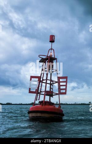 Une bouée offshore flottante signale aux marins de ne pas être balayés par le courant Banque D'Images