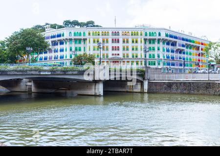 Le poste de police d'Old Hill Street à Singapour vu de la rivière Singapour au pont Coleman. Banque D'Images