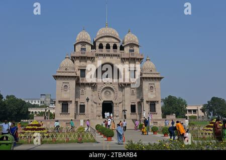 Façade du temple Ramakrishna au Belur Math, qui présente un amalgame de motifs hindous, islamiques, bouddhistes et chrétiens Banque D'Images