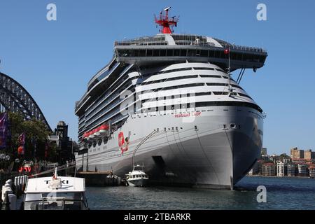 Sydney, Australie. 5 décembre 2023. Le navire Virgin Voyages Resilient Lady de Sir Richard Branson, qui peut accueillir 2770 passagers, a quitté l’Europe pour être basé en Australie pour l’été. Il est photographié amarré au terminal de passagers d'outre-mer. Crédit : Richard Milnes/Alamy Live News Banque D'Images