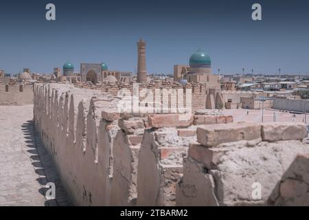 L'Arche de Boukhara à l'intérieur des murs. La Citadelle de l'Arche est une ancienne forteresse massive située dans la ville de Boukhara, en Ouzbékistan. Ciel bleu avec espace de copie pour le texte Banque D'Images