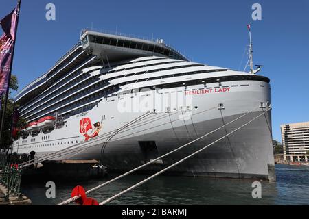 Sydney, Australie. 5 décembre 2023. Le navire Virgin Voyages Resilient Lady de Sir Richard Branson, qui peut accueillir 2770 passagers, a quitté l’Europe pour être basé en Australie pour l’été. Il est photographié amarré au terminal de passagers d'outre-mer. Crédit : Richard Milnes/Alamy Live News Banque D'Images