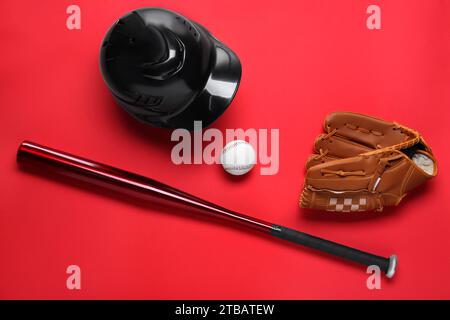 Gant de baseball, batte, balle et casque de battage sur fond rouge, plat Banque D'Images