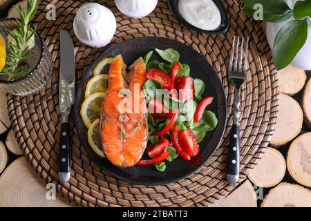Repas sain. Savoureux saumon grillé avec légumes et citron servi sur une table en bois, plat Banque D'Images