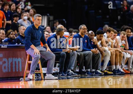 Charlottesville, Virginie, États-Unis. 5 décembre 2023. Tony Bennett, entraîneur-chef des cavaliers de Virginie, observe son équipe contre les Central Eagles de Caroline du Nord lors du match de basketball de la NCAA au John Paul Jones Arena de Charlottesville, en Virginie. (Scott Kinser/CSM). Crédit : csm/Alamy Live News Banque D'Images