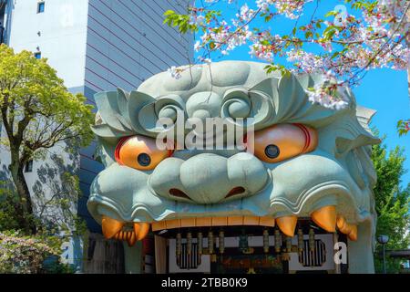 Namba Yasaka-jinja l'un des lieux de culte les plus distinctifs d'Osaka avec un gigantesque bâtiment en forme de tête de lion avec une énorme bouche ouverte qui avale le mal sp Banque D'Images