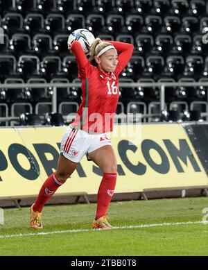 Swansea, Royaume-Uni, 05 décembre 2023 Charlotte Estcourt (pays de Galles) fait un saut lors de l'UEFA Women's Nations League 2025 pays de Galles contre Allemagne au Swansea Stadium Swansea Royaume-Uni le 05 2023 décembre Graham Glendinning / Alamy Live News résultat final : 0-0 crédit : Graham Glendinning / GlennSports/Alamy Live News Banque D'Images