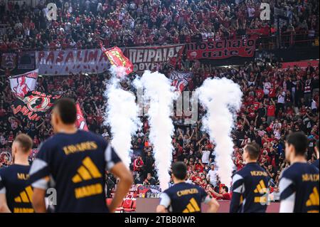 Pirée, Lombardie, Grèce. 5 décembre 2023. Les supporters de l'Olympiacos Pirée s'amusent lors de l'Euroleague, ronde 12, match entre l'Olympiacos Pirée et le Real Madrid au stade de la paix et de l'amitié le 5 décembre 2023, au Pirée, en Grèce. (Image de crédit : © Stefanos Kyriazis/ZUMA Press Wire) USAGE ÉDITORIAL SEULEMENT! Non destiné à UN USAGE commercial ! Banque D'Images