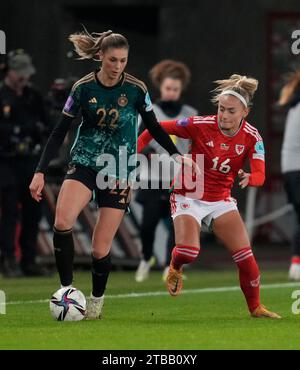 Swansea, Royaume-Uni, 05 décembre 2023 Jule Brand (Allemagne) (L) sous la pression de Charlotte Estcourt (pays de Galles) lors de l'UEFA Women's Nations League 2025 pays de Galles contre Allemagne au Swansea Stadium Swansea Royaume-Uni le 05 2023 décembre Graham Glendinning / Alamy Live News résultat final : 0-0 crédit : Graham Glendinning / GlennSports/Alamy Live News Banque D'Images