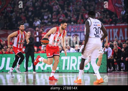 Pirée, Lombardie, Grèce. 5 décembre 2023. 16 KOSTAS PAPANIKOLAOU de l'Olympiacos Piraeus lors de l'Euroleague, ronde 12, match entre l'Olympiacos Piraeus et le Real Madrid au stade de la paix et de l'amitié le 5 décembre 2023, au Piraeus, Grèce. (Image de crédit : © Stefanos Kyriazis/ZUMA Press Wire) USAGE ÉDITORIAL SEULEMENT! Non destiné à UN USAGE commercial ! Banque D'Images