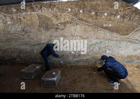 (231206) -- PÉKIN, 6 déc. 2023 (Xinhua) -- des archéologues travaillent sur le site des reliques du barrage de Xiongjialing à Jingmen, dans la province du Hubei en Chine centrale, 4 déc. 2023. Le barrage de Xiongjialing, construit il y a environ 5 100 ans, fait partie du site des reliques de Qujialing dans la ville de Jingmen, province du Hubei en Chine centrale. Le barrage, avec un réservoir et un déversoir, a été identifié comme le premier projet de conservation de l'eau connu en Chine. La conception du barrage suggère que les anciens habitants de la région avaient appris à exploiter l'eau en se basant sur la forme du relief plutôt que sur la simple mise en œuvre Banque D'Images