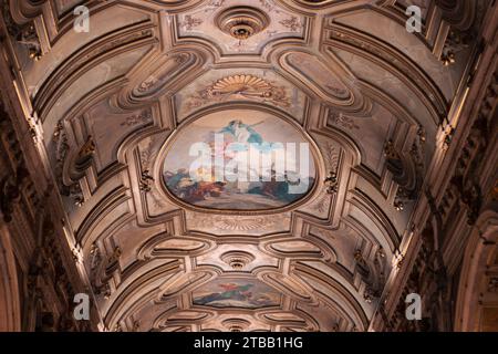 Fresques avec de nombreux anges, dieux, Jésus, etc. Dans le ciel. dans une ancienne église cathédrale de nombreuses couleurs. plafond de l'église et peintures Banque D'Images