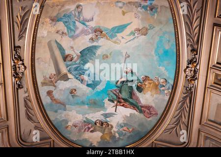 Fresques avec de nombreux anges, dieux, Jésus, etc. Dans le ciel. dans une ancienne église cathédrale de nombreuses couleurs. plafond de l'église et peintures Banque D'Images