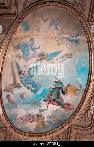 Fresques avec de nombreux anges, dieux, Jésus, etc. Dans le ciel. dans une ancienne église cathédrale de nombreuses couleurs. plafond de l'église et peintures Banque D'Images