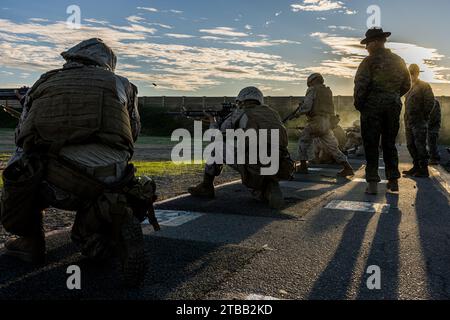 Les recrues du corps des Marines des États-Unis avec la Compagnie Lima, 3e bataillon d'entraînement des recrues, exécutent la table deux cours de tir au camp de base du corps des Marines Pendleton, Californie, le 28 novembre 2023. Le cours de tir de la table deux enseigne aux recrues les principes fondamentaux de la sécurité et de la maîtrise du tir dans les positions de tir de combat et les portages de fusil. (Photo du corps des Marines des États-Unis par le caporal lance Jacob B. Hutchinson) Banque D'Images