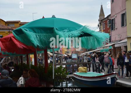 Shopping sur une journée venteuse le long des canaux sur Murano Italie Banque D'Images