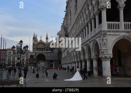 Deux fêtes de mariage prenant des photos devant le Palais des Doges Palazzo Ducale Venise Italie Banque D'Images