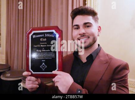 St. Louis, États-Unis. 09 décembre 2023. Cody Schrader de l'Université du Missouri présente son prix Carl O. Bauer qui lui a été décerné par le Missouri Athletic Club lors du dîner des Jack Buck Awards à St. Louis le mardi 5 décembre 2023. Schrader, un running back, se classe numéro 2 dans le pays en Rushing (1 499) et est le premier rusher de la SEC. Photo de Bill Greenblatt/UPI crédit : UPI/Alamy Live News Banque D'Images