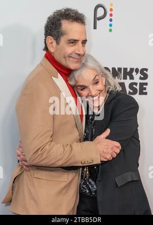 New York, États-Unis. 05 décembre 2023. Tony Shalhoub et Brooke Adams assistent à la première de MR. Monk's Last case : a Monk Movie au Metrograph à New York le 5 décembre 2023. (Photo de Lev Radin/Sipa USA) crédit : SIPA USA/Alamy Live News Banque D'Images