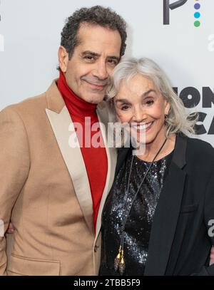 New York, États-Unis. 05 décembre 2023. Tony Shalhoub et Brooke Adams assistent à la première de MR. Monk's Last case : a Monk Movie au Metrograph à New York le 5 décembre 2023. (Photo de Lev Radin/Sipa USA) crédit : SIPA USA/Alamy Live News Banque D'Images