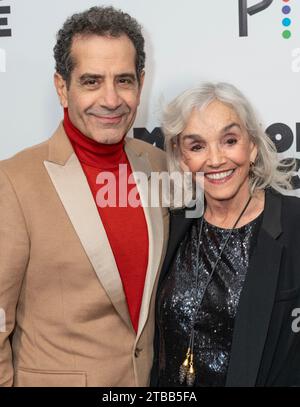 New York, États-Unis. 05 décembre 2023. Tony Shalhoub et Brooke Adams assistent à la première de MR. Monk's Last case : a Monk Movie au Metrograph à New York le 5 décembre 2023. (Photo de Lev Radin/Sipa USA) crédit : SIPA USA/Alamy Live News Banque D'Images