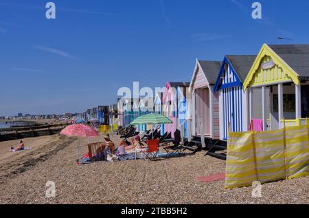 Southend-on-Sea : longue rangée de cabanes de plage colorées (boxes de bain), parasols et chaises à Southend-on-Sea, Angleterre, Royaume-Uni Banque D'Images