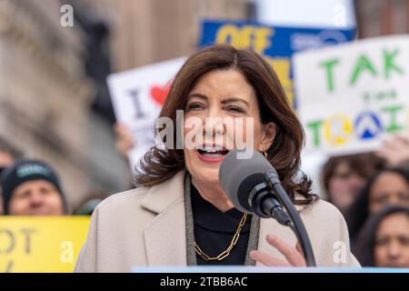New York, États-Unis. 05 décembre 2023. Kathy Hochul, gouverneure de l'État de New York, prend la parole lors du rassemblement sur la tarification de la congestion à Union Square à New York. Crédit : SOPA Images Limited/Alamy Live News Banque D'Images