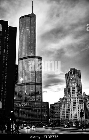 Chicago, Illinois, États-Unis - 9.16.2023 : vue vers l'ouest sur Kinzie Street vers Trump International Hotel. Banque D'Images