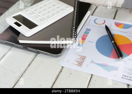 Espace de travail professionnel au café. graphiques de calculatrice, et graphiques sur le tableau. Banque D'Images